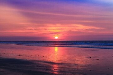Atardecer en la playa de Tonsupa, Esmeraldas - Ecuador. Sunset at Tonsupa