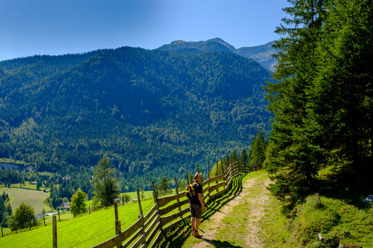 Austria, Tyrol,&Ocirc;&oslash;&Omega;Steinberg&Ocirc;&oslash;&Omega;am Rofan, Male backpacker hiking along Panorama Way