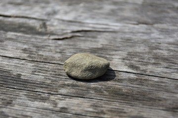 Deska z kamieniem  © merko