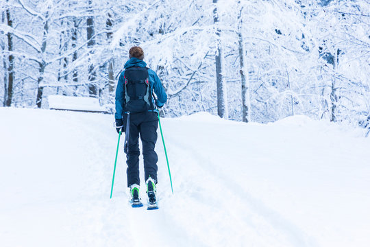 Germany, Bavaria,&Ocirc;&oslash;&Omega;Reit&Ocirc;&oslash;&Omega;im&Ocirc;&oslash;&Omega;Winkl, Female backpacker skiing in winter forest