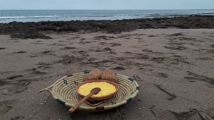 Un plat traditionnel d'omelette avec du pain au bord de la mer