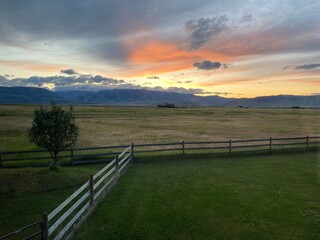 Obraz premium sunset over the fence