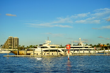 Fototapeta premium Miami downtown and beach at sun set
