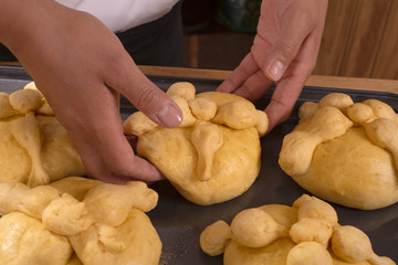 Preparación de pan de muerto en México 