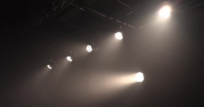 小劇場の照明10
照明用の細かい粒子の煙の中、暗転からたくさんの白いスポットライトが点灯。