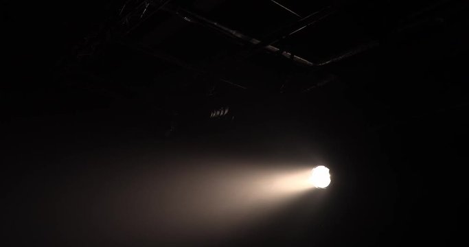 小劇場の照明11
照明用の細かい粒子の煙の中、暗転から白いスポットライトが点灯。