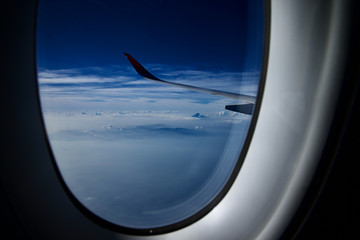 飛行機の窓から見る景色