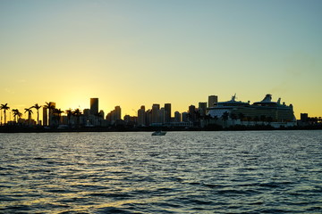 Obraz premium Miami downtown and beach at sun set 