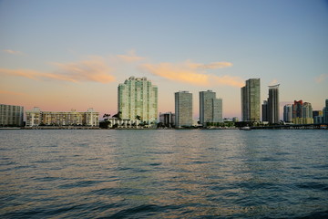 Obraz na płótnie Canvas Miami downtown and south beach at sun set 