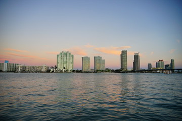 Fototapeta na wymiar Miami downtown and beach at sun set 