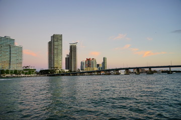 Obraz na płótnie Canvas Miami downtown skyscrapers and beach at sun set 