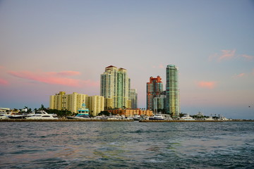 Fototapeta premium Miami downtown and beach at sun set
