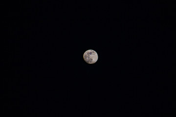 a lua num céu nocturno