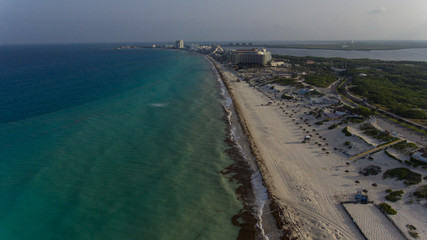 playas del caribe mexicano sin bañistas por la pandemia del covid-19 en cancún