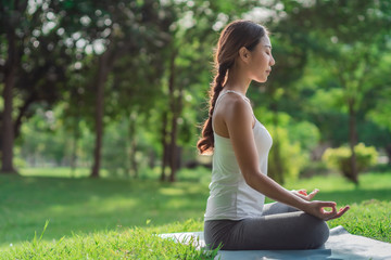 Gezonde vrouwen die & 39 s ochtends yoga doen in het park. concept gezonde en outdoor activiteit.