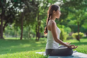 Poster Gezonde vrouwen die & 39 s ochtends yoga doen in het park. concept gezonde en outdoor activiteit. © Rattanachoat