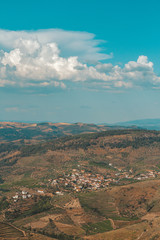 Fototapeta premium a paisagem de uma vila, com montanhas