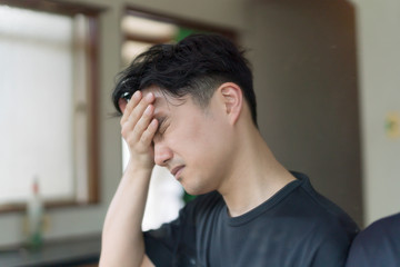 悩む男性