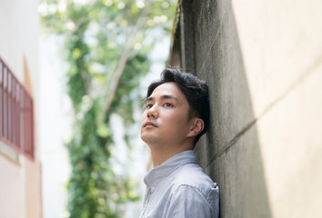 考える男性