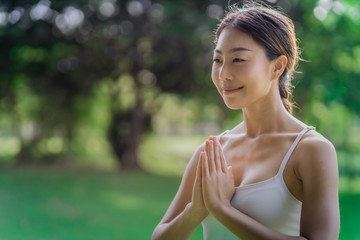 Healthy women doing yoga in the moring at the park . concept healthy and outdoor activity.