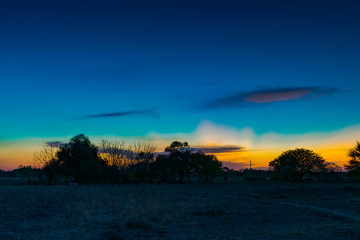 pequeña casa de campo al atardecer