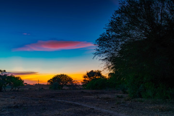 pequeña casa de campo al atardecer