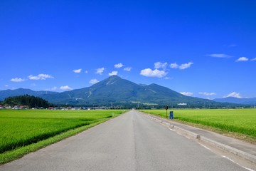 まっすぐな道と磐梯山（福島県・猪苗代町）