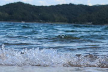 Obraz premium 深い青色の波