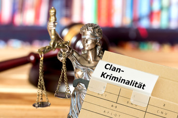 Richterhammer, Justitia und Akte Clankriminalität