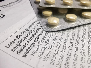 Tabletten und Packungsbeilage mit Nebenwirkungen