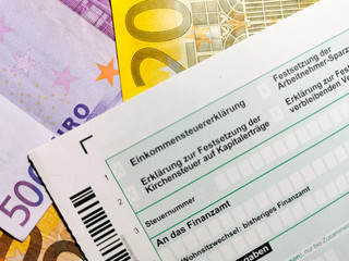 Euro Geldscheine und Steuererklärung