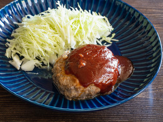 ソースのかかった美味しいハンバーグ。