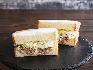 ハンバーグとキャベツの食パンのサンドイッチ。