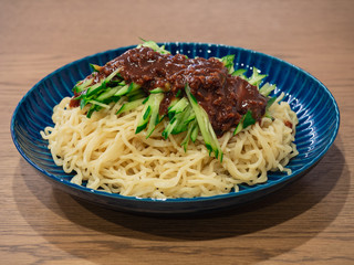 きゅうりとひき肉が乗ったジャージャー麺。