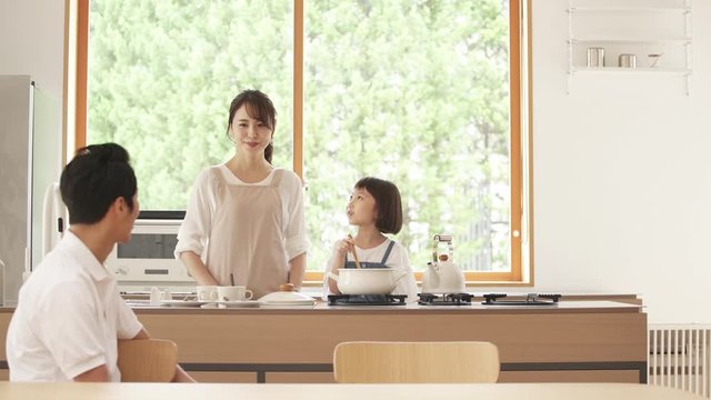 家族イメージ　調理　テレワーク