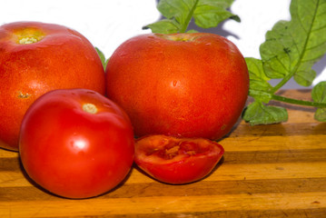 red apples on a wooden table