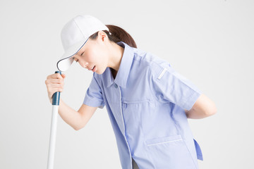 腰痛の女性清掃員