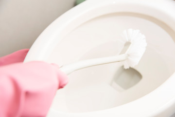 トイレを掃除する女性