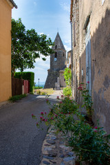 Eglise de la Nativité, monument historique du XIVème siècle, dans une vieille rue à Upaix, village perché de la vallée du Buëch, Hautes-Alpes, France.