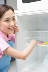 冷蔵庫を掃除する女性