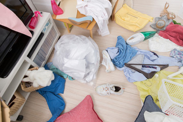 散らかった部屋