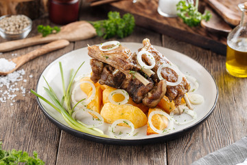 Lamb ribs with potatoes and onion
