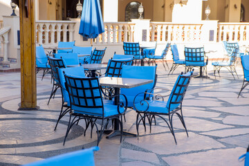 outdoor restaurant tables and chairs