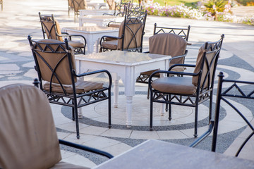 outdoor restaurant tables and chairs