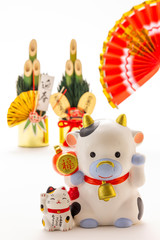 手招きする牛と猫、年賀状素材