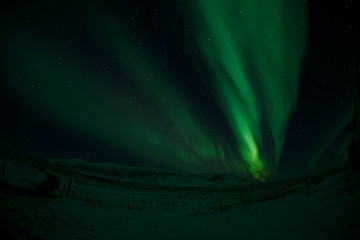 Eine Nacht unter den Polarlichtern im Norden Islands.