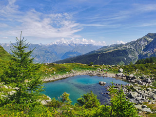 Obraz na płótnie Canvas Moutain lake in the french alps. 