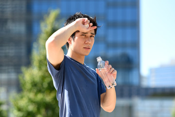水分補給をする男性