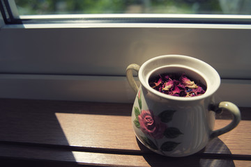 器に入った花びら