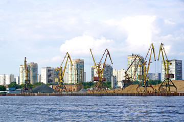 Crane operation at the shipbuilding